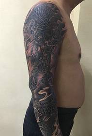 La gran imagen en blanco y negro del tatuaje del dragón malvado tiene una tasa de retorno muy alta