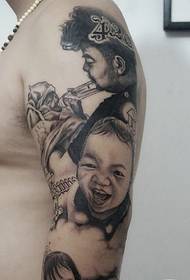 Një burrë shumë atëror përdor tatuazhe për të përkujtuar momente të lumtura