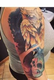 Braccio da ragazza dipinto su linee semplici sfumate con teschio e immagini di tatuaggi di aquila animale