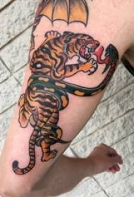 Tangan lelaki pada lukisan abstrak garis ular haiwan kecil dan gambar tatu harimau