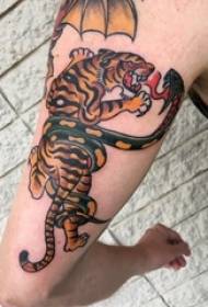 Braccia da ragazzo su linee astratte dipinte con piccole immagini di tatuaggi di serpenti e tigri di animali