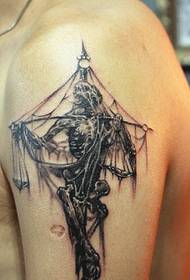 Un tatuaje de tótem poderoso y sagrado en el brazo grande