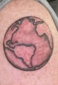 Dvojitá velká paže tetování mužská velká paže na obrázku černé země tetování