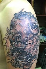 Modello di tatuaggio leone classico bianco e nero a grande braccio