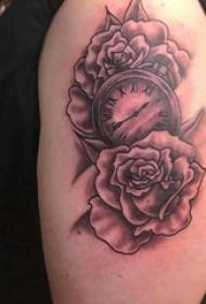 Ragazza tatuaggio doppio braccio braccio grande su rosa e orologio tatuaggio immagine