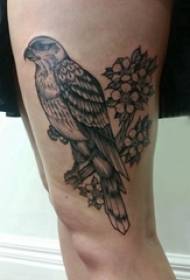 Tatuaggio uccello ragazza cenere nera tatuaggio uccello foto sulla coscia