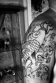 Grote arm, ingehouden lijn, inktvis, tattoo, tattoo