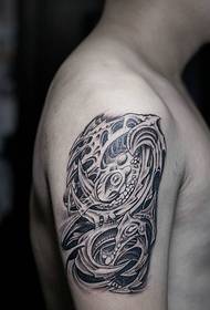 Fioritura con ciondolo a forma di tatuaggio totem bianco e nero a braccio grande