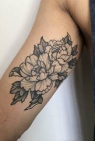 Tattoo mkono mdogo wa msichana wa peony kwenye picha nyeusi ya peony