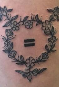 Garland maza, svaiga tetovējuma meitene augšstilbās vītnes un simbola tetovējuma attēlu