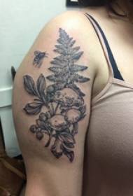 Siyah gri bitki dövme resmi Bitki dövme kızın büyük kolu