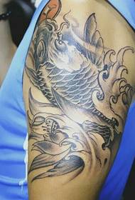 A tatuaxe do calamar do brazo grande do home azul é moi chula