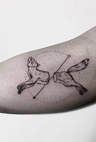 Braț mare înțepă model de tatuaj lup simplu animal