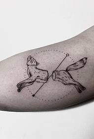 Modello di tatuaggio di lupo animale a forma di grosso braccio