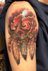 Illustrazione del tatuaggio del grande braccio grande braccio maschio sull'immagine colorata del tatuaggio della piuma