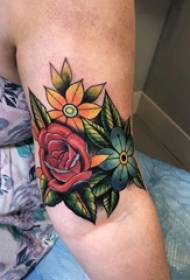 Illustrazione del tatuaggio del grande braccio Il grande braccio della ragazza sull'immagine bella del tatuaggio del fiore