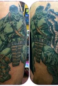 Coscia tatuaggio maschio ragazzo coscia sull'immagine colorata del tatuaggio di Hulk