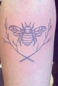 Micuț băiat tatuaj de albine cu braț mare pe ramură și imagine de tatuaj de albine