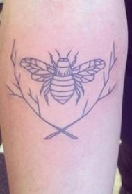 Ragazzino tatuaggio ape con braccio grande sul ramo e foto tatuaggio ape