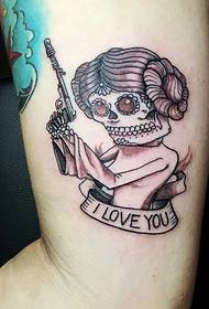 Eng alternativ Tattoo-Bild mat enger Waasserpistoul op der Äussewelt vum Boom