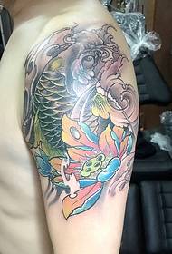Padrão de tatuagem de lula cor braço grande jovem invencível