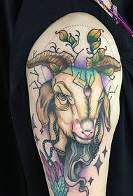 Снимка на татуировка на овча глава с голяма ръка на ръката, показваща млади