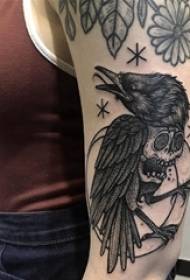 Tattoo arm djevojka školarka velika ruka na slici vrane i lukave tetovaže