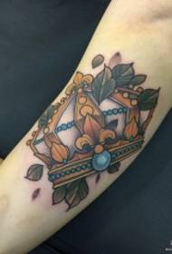Tema di tatuu di foglia di corona europea è bracciale maiò