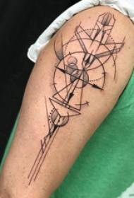 Tabloya mezin a destikê nîgarkêşê wêneya tattooa geometrîkî ya afirîner li ser milê mezin ê mêr