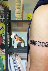 Creative Sanskrit tattoo sa paligid ng isang malaking braso