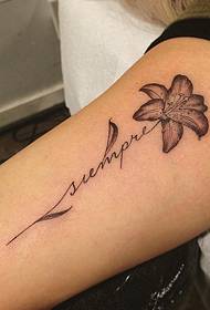 Stor arm europeisk och amerikansk svart och grå liten färsk lilja tatuering mönster