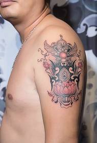 Skirtingos totemo tatuiruotės toje pačioje dalyje