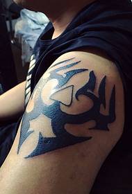 Modello di tatuaggio totem braccio grande prepotente