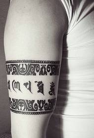 Slika velike tetovaže sanskritske tetovaže oko kruga