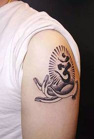 Tatuaggio tatuaggio totem braccio grande personalità molto creativa