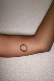 Brațul fetei tatuaj rotund cu o imagine rotundă tatuaj geometric negru
