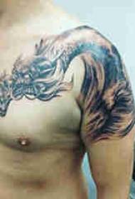 Nnukwu ogbaeti ihe atụ nwoke nwoke na ogwe aka buru ibu na oyuyo tattoo tattoo