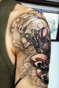 Tatuaje de tatuaje blanco y negro de gran brazo muy masculino