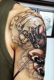 Tatuaggio molto maschile in bianco e nero con braccio grande
