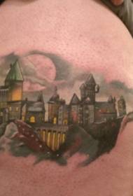 Dij tattoo mannelijke schooljongen dijen op gekleurde stadsgebouwen tattoo foto's