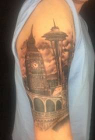 Tatuaggio di costruzione, braccio maschile, maestoso edificio, immagine del tatuaggio