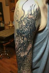 Grande immagine del tatuaggio del drago diabolico in bianco e nero