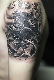Stor sort og hvid lille blæksprutte tatoveringsmønster er meget smuk