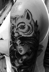Tatuaggio a due gambe combinato con un bellissimo ritratto
