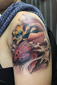 Gambar tato lengan besar berwarna-warni cumi-cumi dan lotus