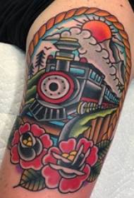 Lår tatovering mannlig gutt lår på blomst og lokomotiv tatoveringsbilde