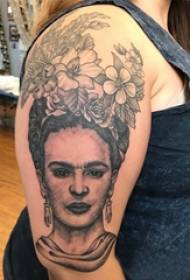 Gadis tato lengan ganda dengan lengan besar di bunga hitam dan gambar tato karakter