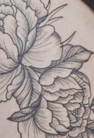 Immagine floreale grigia del tatuaggio della ragazza del modello floreale del tatuaggio sulla coscia