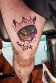 Küçük taze kedi dövme çocuğun yavru kedi dövme resim üzerinde uyluk