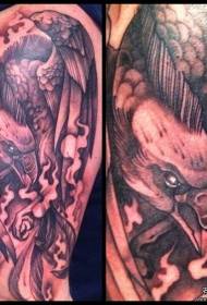 Patrón de tatuaje de águila europea y americana de brazo grande